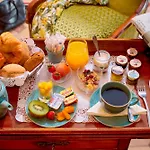 Le Relais Saint Honore 4*